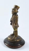 Kalapos férfi bronz figura fa talapzaton, m: 10 cm