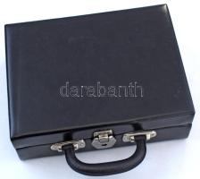 Fekete műbőr éremtartó koffer, 8db (4xklf) kivehető tálcával különböző méretű férőhelyekkel + fedőla...