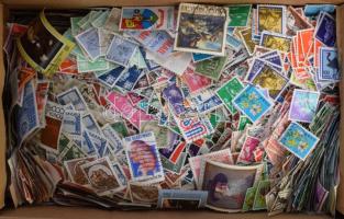 Vegyes külföldi bélyegek ömlesztve kisebb cipősdobozban