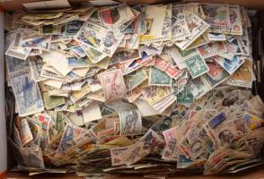 Sok ezer darab csehszlovák bélyeg ömlesztve cipősdobozban