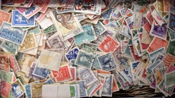 Sok ezer darab csehszlovák bélyeg ömlesztve kisebb cipősdobozban