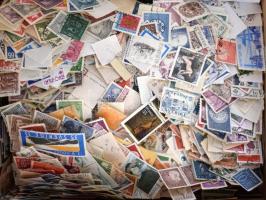 Sok ezer darab svéd bélyeg ömlesztve cipősdobozban