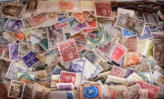 Sok ezer darab olasz bélyeg ömlesztve cipősdobozban