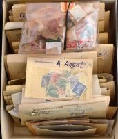 Kb 10.000 db vegyes külföldi bélyeg országok szerint válogatva borítékokban, főleg európai