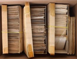 Nagy magyar tasakos rendező kis dobozokban + cserefüzetekben a korai évektől kb 1985-ig, nagyon régi hagyatékból, kartondobozban. Kb 10.000 db bélyeg. Érdemes megnézni!