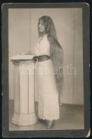 cca 1915 Lány kibontott hajjal, keményhátú fotó Székely és Társa budapesti műterméből, 20,5×13,5 cm