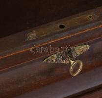 Régi intarziás fa díszdoboz, kulccsal, 26x17 cm