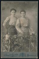 cca 1915 Lányok egyforma ruhában, kekményhátú fotó Schmidt Ágoston budapesti műterméből, 16,5×10,5 cm