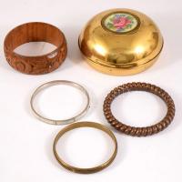 Retro ékszertartó és 4 darab karkötő