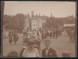 1921 Kolozsvár, kiállítás a református kollégium nagy udvarán, a hátoldalon feliratozott fotó, 8,5x11,5 cm