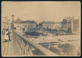 cca 1900-1910 Szeged, Móra Ferenc Múzeum, előtte piac, a Belvárosi hídról fényképezve, fotólap, törésnyommal, hátoldalán ragasztásnyomokkal, 8x11,5 cm