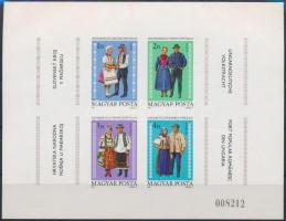 1981 Magyarországi nemzetiségek népviselete vágott bélyeg