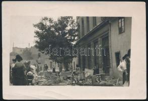 1914 Szarajevó, az osztrák-magyar trónörököspár (Ferenc Ferdinánd és Chotek Zsófia) elleni merénylet után a tüntető tömeg által elkövetett utcai rombolás egy részlete, a hátoldalon feliratozott fotó, 11x16 cm