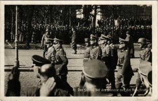 Der Führer bei der Parade auf der Ringstrasse / Hitler on parade, NSDAP German Nazi propaganda, swastika