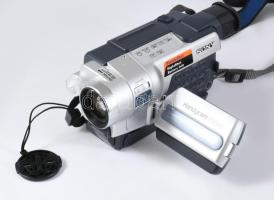 Sony Videa Hi8 Handycam Vision analóg kézikamera tartozékokkal, tartójában, jó állapotban