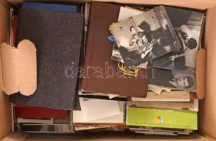 Nagy doboznyi vegyes papírrégiség, benne sok képeslap, 250 db fotó, bélyeggyűjtemény (több mint 1000 db) nyolc bélyegalbumban, sok térkép, régi újságok, nyomtatványok, katalógusok, turisztikai prospektusok, néhány minikönyv, stb.