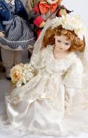 6 darabos francia porcelánfejű baba gyűjtemény, sámlikkal, közte nagyobb méretű babával és gyűjtői d...