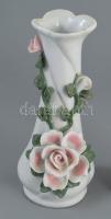 Porcelán váza pár, plasztikus virág díszítményekkel, m: 16 cm alatt