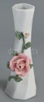 Porcelán váza pár, plasztikus virág díszítményekkel, m: 16 cm alatt