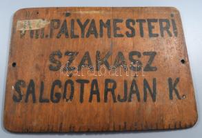 "Hatvan-Salgótarjáni Pályafenntartási Főnökség Hatvan" fa tábla, jó állapotban, 21×30 cm