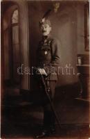 1920 Magyar katonatiszt kitüntetésekkel: Koronás Arany Érdemkereszt, Jubileumi Emlékérem, ?, Katonai Jubileumi Kereszt, Székely Hadosztály jelvénye a zseb alatt / K.u.k. Hungarian military officer with medals and "Székely/Szekler Division" badge. photo