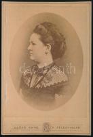 ca 1870 Női portré, keményhátú kabinetfotó Szőke Antal kiskunfélegyházai műterméből, 11x17 cm