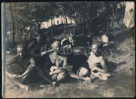 1928 Alsógödi pihenő társaság a Duna mellett, hátoldalon feliratozott fotó, jó állapotban, 13×18 cm