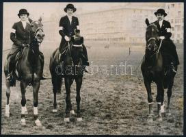 1931 Három úri hölgy a gróf Andrássy tereplovagláson a Vérmezőn, hátoldalon feliratozva, névlistával, publikált fotó, jó állapotban, 10×14 cm