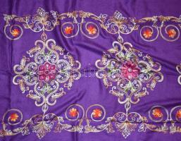 Lila alapon hímzett stóla, 75x190 cm