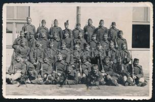 1944 Magyar katonai lövészegység Kolozsváron (Erdély), hátoldalon pecsételt fotó, 9×14 cm