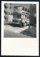 1981 Emeletes Ikarus turistabusz Balatonvilágoson, hátoldalon feliratozott fotó, jó állapotban, 8×6 cm