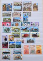 Mauritius postatiszta anyag jó sorokkal és kisívekkel az 1968-1981 közötti időszakból, 8 fehér lapos...