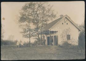 1912 A tövisegyházai (Erdély) erdészház a Kintzig birtokon, fotó kartonon, hátoldalon a képen látható személyek nevével, közte Kintzig János későbbi főispán, rövid ideig földművelésügyi miniszter, 10,5×15 cm
