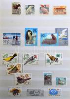 16 fehér lapos A4-es berakó, kevés szovjet bélyeggel