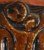 Pázmándy Antal (1943-): A csók. Mázas kerámia dombormű, fa lapon, 22,5x12 cm, 33x22,5 cm