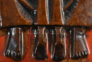 Pázmándy Antal (1943-): A csók. Mázas kerámia dombormű, fa lapon, 22,5x12 cm, 33x22,5 cm