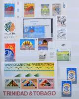 Vegyes külföldi tétel, benne sok egzotikus ország is, 16 fehér lapos A4-es berakóban. Szép minőségű ...