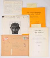 Bogyay Tamás 3 munkája, ebből 2 Dienes István régész részére DEDIKÁLT, egy pedig autográf képeslappal:   Bogyay, Thomas von: Ungarnzüge gegen und für Byzanz: Bemerkungen zu neueren Forschungen. A szerző, Bogyay Tamás (1909-1994) művészettörténész által Dienes István (1929-1995) régész, muzeológus részére DEDIKÁLT példány. Ural-Altaische Jahrbücher Band 60/ Ural-Altaic Yearbook 60 (1988.) Bloomington - Los Angeles, 1988, Indiana University - University of California, 2-38 p. Különlenyomat. Német nyelven. Kiadói papírkötés, egy helyen Dienes bejelölésével és egy helyen bejegyzésével.;   Bogyay, Thomas von: Ungarns Heilige Krone. A szerző, Bogyay Tamás (1909-1994) művészettörténész által Dienes István (1929-1995) régész, muzeológus részére DEDIKÁLT példány. Ungarn Jahrbuch Band 9. München, 1978, Rudolf Trofenik, 207-235 p. Különlenyomat. Német nyelven. Kiadói papírkötés.;   Bogyay, Thomas von: Vom Taschenblech zur Basilika. Das Bildwerk Kunst im Geist und Leben der Völker. Bonn, 1943, H. Mager, 7-11 p. Másolat. + Hozzá tartozó eredeti borítékkal, valamint a szerző, Bogyay Tamás (1909-1994) művészettörténész által Dienes István (1929-1995) régész, muzeológus részére szóló autográf képeslappal.