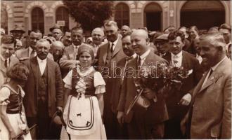 Békéscsaba, lányok népviseletben, B.Á.N.E. feliratos fejdíszben (Balassa Népi Együttes?), ünnepség. ...