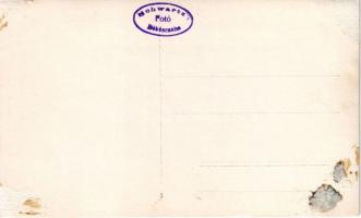 Békéscsaba, lányok népviseletben, B.Á.N.E. feliratos fejdíszben (Balassa Népi Együttes?), ünnepség. ...