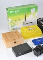 Vegyes bolha tétel: TP-Link Wireless Router, mikrofon, Piatnik magyar kártya, bőr kockapohár és dobó...