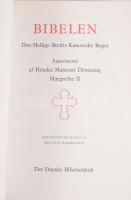 Bibelen. Den Hellige Skrifts Kanoniske Boger. Autoriset af Hendes Majestaet Dronning Margrethe II. [Dán nyelvű Biblia.] Kobenhavn, 2000, Det Danske Bibelselskab, [8]+1163+[25] p. Kiadói aranyozott egészbőr-kötés. / Bible. In Danish language. Hardcover.