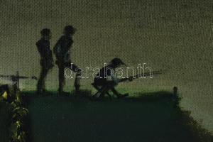 Neuberger István (1953-): Hárman a parton. Olaj, farost. Jelzett. Fakeretben. 39x53 cm