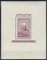 1951 80 éves a magyar bélyeg lila fogazott blokk nagyon szép állapotban, bal oldalon alul kis papírránc + a nyomóeszköz által okozott kis négyzet alakú benyomódással a képoldalon jobb oldalt (550.000) (small paper crease)