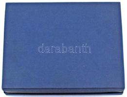 Érem- és plakett-tartó kazetta egy kivehető tálcával, összesen 16db, 50x75mm-es férőhellyel. Használ...