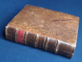 Swieten, Gerard van: (Commentaria in Hermanni Boerhaave Aphorismos de Cognoscendis et Curandis Morbis. Tomus Quintus.) [Leiden, 1772]. [Apud Joannem et Hermannum Verbeek] [Ex Typographia Dammeana]. [10] + 691 + [71] p. Első kiadás. Gerard von Swieten (1700-1772) holland orvos, gyógyszerész és botanikus, Herman Boerhaave holland orvos tanítványa és műveinek kiadója. A protestáns leideni egyetemen a katolikus szerző taníthatott egy ideig, ám később vallási összeférhetetlensége miatt eltanácsolták. Mária Terézia császárnő felkérését 1740 után a köztársasági érzelmű, ám katolikus nézetei miatt mellőzött író némi vonakodás után elfogadta és a bécsi gyógyászat megkerülhetetlen alakja lett. A bécsi felvilágosodás fontos alakjaként megreformálta a Habsburg Birodalom gyógyászati módszereit, illetve fellépett a Birodalom egyes részein időnként jelentkező boszorkány- és vámpírhit ellen, a sajtócenzúra jogát pedig kivette a jezsuita rend kezéből. A színes életű von Swieten szerkesztőként is jelentős volt, mesterének, Herman Boerhaave holland orvosnak gyógyászati munkásságát öt kötetben jelentette meg 1742 és 1777 között, bőséges kommentárral ellátva. Példányunk a munka ötödik, befejező kötete. A felvilágosodás gyógyászati eljárásairól emlékezetes képet hagyó munka e kötete hat tünetcsoportot tárgyal, a járványos betegségekről az epe- és vesebetegségekig, a szifilisztől az angolkórig és reumáig. A kötet végén igen alapos név- és tárgymutató. Példányunkból a rézmetszetű vignettával díszített, kétszínnyomású címlap hiányzik, nyomda-engedélyezési levele téves helyre kötve. Az oldalakon enyhe foxing. Hozzákötve: Boerhaave, Herman: Libellus de Materia Medica et remediorum formulis, quae serviunt aphorismis de cognoscendis et curandis morbis. [Leiden, 1772]. [Apud Joannem et Hermannum Verbeek] (Ex Typographia Dammeana). 94 + [2] p. Önálló címlappal, de kiadói impresszum nélkül megjelenő függelékünk a Gerhard van Swieten által szerkesztett Boerhaave-munka gyógyszerészeti függeléke, melyben a mű öt kötetében tárgyalt betegségekre és tünetekre kínálkozó receptúrák találhatóak. Az utolsó oldalon régi kereskedői bélyegzés. Garrison-Morton 2200. Blake 441. Öt bordára fűzött, aranyozott gerincű, vaknyomásos korabeli bőrkötésben, az aranyozott címfelirat a gerincen vörös címkén, vörös festésű lapszélekkel. Szép példány.