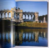 Kolozsvári Ildikó: Habsburg kastélyok / Schlösser. Bp., 2005. Micronet. Kiadói aranyozott műbőr köté...