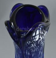 Nagyméretű cseh szakított üveg váza, anyagában színezett, m: 35,5 cm