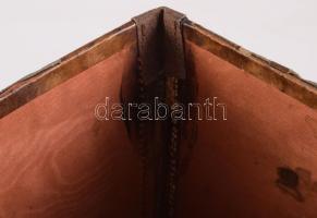 Címeres díszítésű bőrborítású esernyőtartó, kopással, m: 31 cm