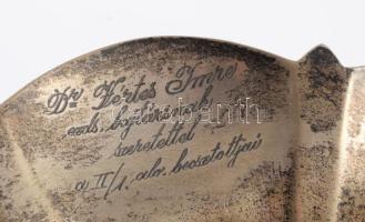 Ezüst (Ag) hólyagos díszítésű kínáló, benne "Dr. Vértes Imre ezrds bajtársnak szeretettel a II/...